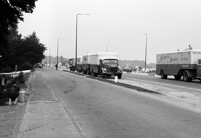127391 Afbeelding van geparkeerde vrachtauto's langs de Utrechtseweg te De Bilt.